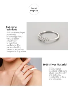 Détails macro d'une bague feuille en argent S925 avec zircons scintillants