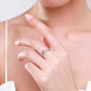 Bague Love élégante en argent sterling S925 avec pavé de zircons sur main de femme