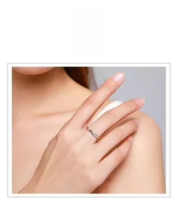 Vue détaillée d'une bague en argent 925 avec texture croisée et petits diamants