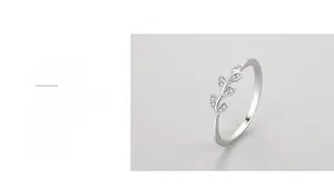 Vue détaillée de la bague feuille montrant l'argent 925 et l'oxyde de zirconium serti