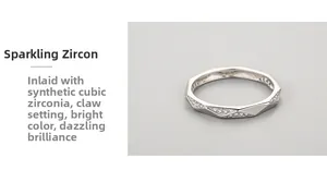 Détail de la bague géométrique en argent 925 montrant le sertissage de zircone et texture