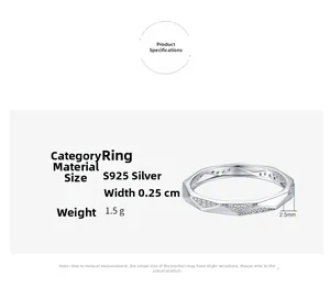Détail d'une bague en argent S925 de 2,5 mm de large avec design géométrique serti
