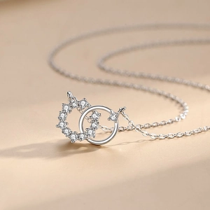 Collier minimaliste en argent s925 avec doubles anneaux entrelacés et zircons brillants