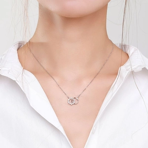 Collier élégant en argent s925 avec doubles anneaux entrelacés et cristaux sur mannequin