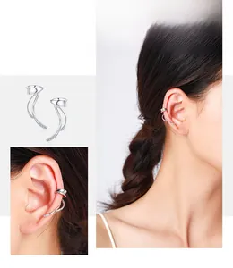 Dettaglio dell'orecchino a clip in argento S925 con accenti in zircone brillante