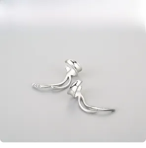 Dettaglio di ear cuff in argento 925 con pietre di zircone e design a forcella lucido