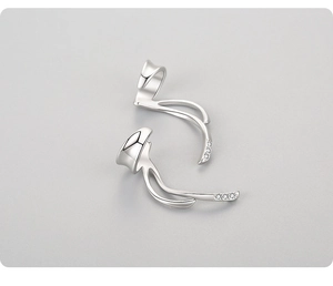 Macro di orecchini a clip in argento 925 con zirconi e design moderno aerodinamico