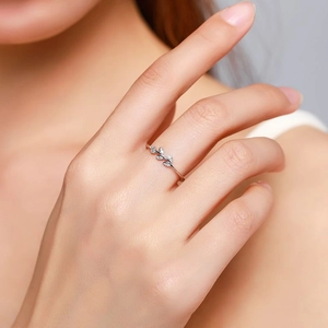 Bague feuille en argent sterling 925 avec diamants pavés sur main de femme en gros plan