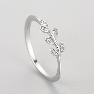 Bague élégante en argent 925 avec motif de feuilles et diamants sur fond gris clair