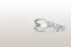 Detailed view of S925 sterling silver ring featuring leaf design and stone inlay