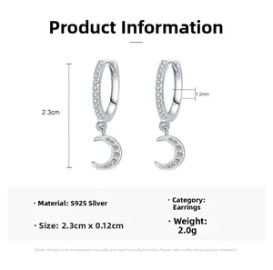 Vue détaillée des boucles d'oreilles lune en argent S925 avec une hauteur de 2,3 cm