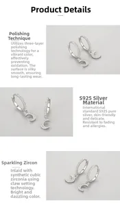 Vue détaillée de boucles d'oreilles lune en argent S925 avec zircons et polissage