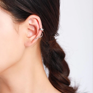 Ear cuff minimalisti in argento 925 con cristalli mostrati sull'orecchio di una modella