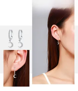 Détail des boucles d'oreilles croissant de lune en argent s925 ornées de zircons brillants