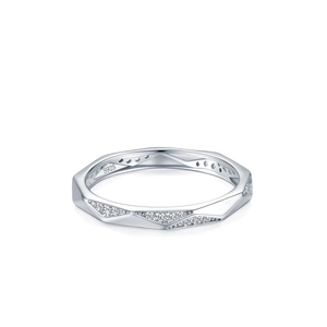 Bague géométrique en argent sterling S925 poli avec pavé de diamants sur fond blanc