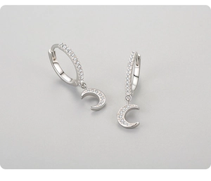 Détail des boucles d'oreilles lune en argent S925 serties de cristaux de zircon brillants