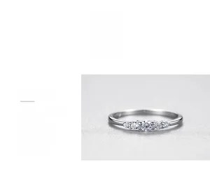 Makroaufnahme von s925 Silberring mit fünf funkelnden Diamanten und poliertem Finish