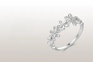 Gros plan d'une bague marguerite en argent S925 avec zircons micro-sertis élégants