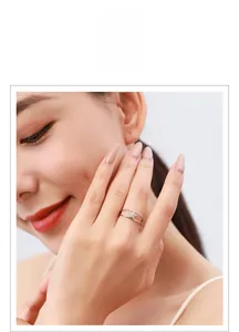 Vue détaillée de la bague double couche en argent S925 avec une étoile scintillante sertie