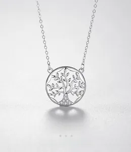 Detail der s925 Silber Baum des Lebens Kette mit glänzenden Zirkonia-Steinen
