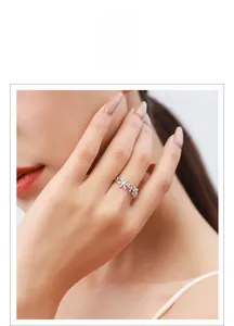 Gros plan d'une bague marguerite en argent S925 avec zircons sur le doigt du mannequin