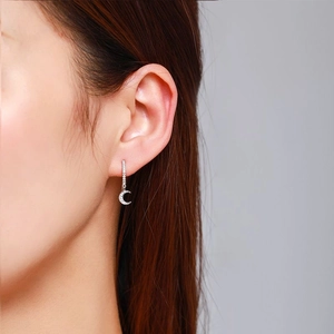 Boucles d'oreilles croissants de lune en argent S925 avec cristaux portées par un mannequin