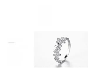 Détail d'une bague marguerite en argent s925 avec pétales polis et zircons incrustés