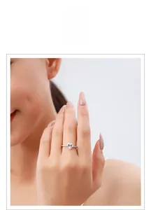 Detail of s925 silver ring featuring a 1-carat heart-shaped diamond on a model's hand