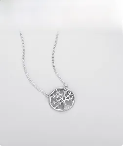 Detailansicht des S925 Silber Baum des Lebens Anhängers mit weißem Zirkon-Inlay