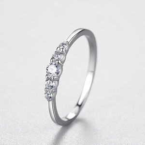 Minimalistischer S925 Sterlingsilber Ring mit fünf abgestuften Zirkonia-Steinen