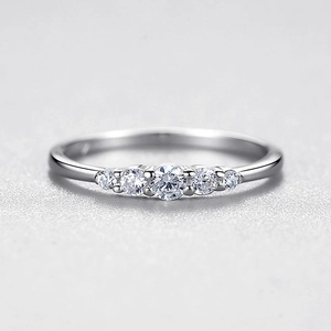 Minimalistischer S925 Sterlingsilber Ring mit fünf funkelnden runden Zirkoniasteinen