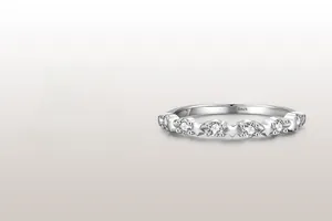 Vue détaillée de la bague étoile en argent S925 ornée de zircons blancs et finition polie