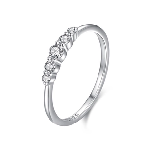 Eleganter S925 Sterlingsilber Ring mit fünf abgestuften, funkelnden Zirkoniasteinen