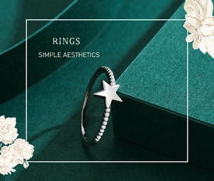 Vue détaillée de la bague étoile en argent S925 avec zircons incrustés sur socle vert
