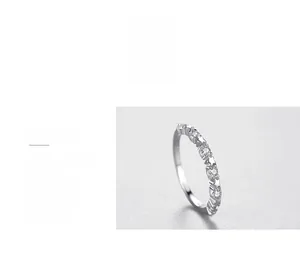 Vue macro détaillée de la bague étoile en argent S925 sertie de zircons cubiques polis