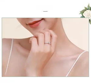 Détail d'une bague étoile en argent S925 avec micro-cristaux portée par un mannequin