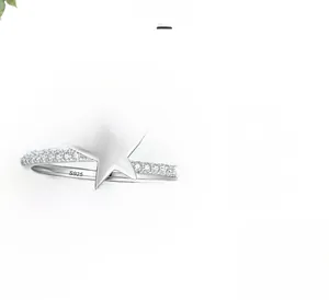 Vue macro de la bague étoile en argent S925 avec zircons et finition polie brillante