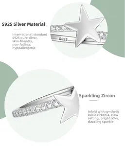 Détail macro d'une bague étoile en argent S925 avec serti pavé de zircons et poinçon