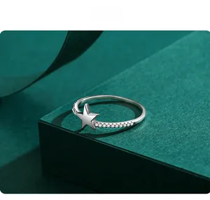 Vue détaillée de la bague étoile en argent s925 avec pavé de zircons sur fond vert