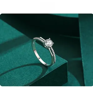 Macro d'une bague en argent avec serti à six griffes et micro-pavage sur l'anneau