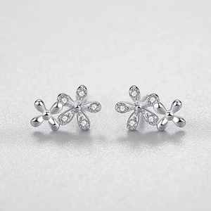 Sparkling S925 sterling silver daisy earrings with micro-inlaid zircon floral design