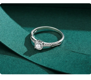 Vue détaillée de la bague en argent S925 avec un diamant solitaire rond étincelant à quatre griffes