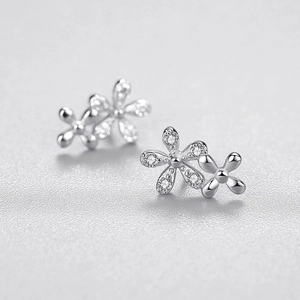 S925 sterling silver daisy stud earrings with sparkling cubic zirconia flower design