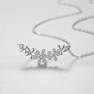 Elegant S925 sterling silver daisy pendant necklace with sparkling zircon floral design