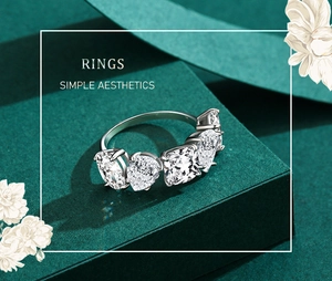 Detalle de anillo de plata S925 con diamantes de varias formas sobre fondo verde oscuro