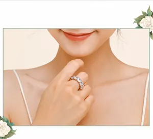 Detalle de anillo de plata s925 con circonitas de varias formas en el dedo del modelo