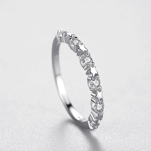Bague étoile en argent sterling s925 avec pierres de zircon dans un design minimaliste