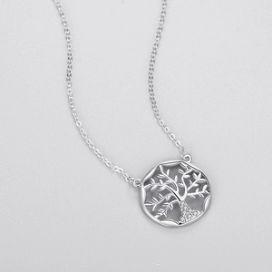 S925 Sterlingsilber Lebensbaum Halskette mit Zirkon-Anhänger auf hellgrauem Hintergrund
