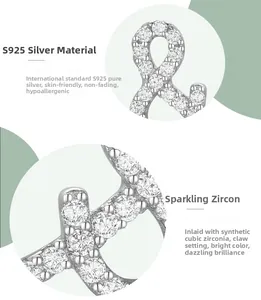 Détail macro d'une boucle d'oreille en argent S925 avec zircons en serti à griffes