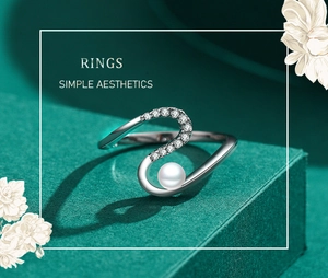 Détail d'une bague serpent en argent s925 avec une perle blanche et des zircons